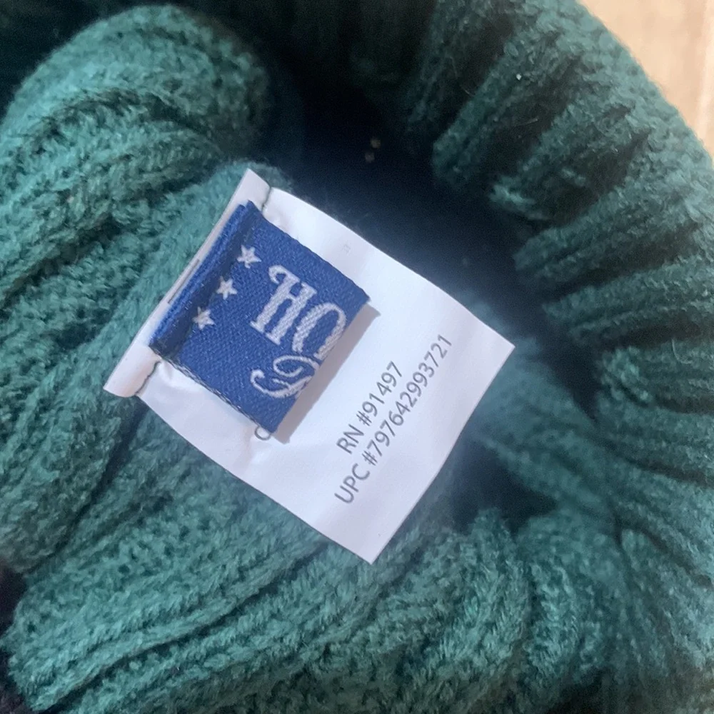Oregon Home green cable knit beanie. Read description